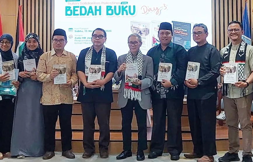IST Hadi Susiono Panduk (ketiga kanan) penulis Banten yang tulisannya masuk dalam buku "Diplomasi Bela Palestina dan Minoritas Muslim di Berbagai Negara di Dunia".*