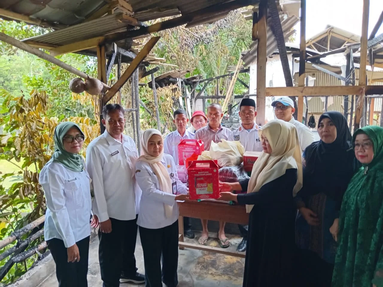 Dinas Sosial (Dinsos) Kabupaten Serang menyalurkan bantuan kepada korban kebakaran di Kecamatan Petir.*
