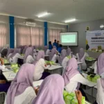 Suasana penyampaian pada kegiatan sosialisasi strategi pemasaran untuk menumbuhkan jiwa entrepreneurship bagi siswa SMK Negeri 1 Ciruas yang dilakukan oleh Mahasiswa Program Studi Manajemen Universitas Pamulang (UNPAM) PSDKU Kampus Kota Serang.//Foto istimewa