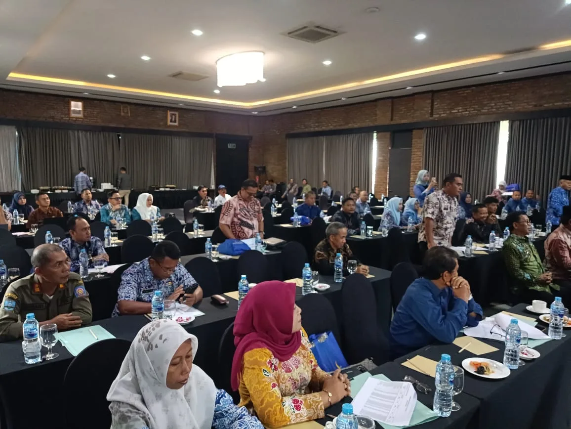 Camat dan kades saat mengikuti evaluasi penerimaan PBB - P2.