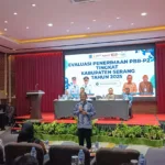 Wabup Serang Muhamad Najib Hamas saat memberikan materi dalam evaluasi penerimaan PBB-P2 di Forbis Hotel, Waringin kurung.