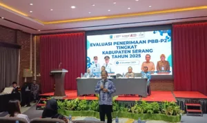 Wabup Serang Muhamad Najib Hamas saat memberikan materi dalam evaluasi penerimaan PBB-P2 di Forbis Hotel, Waringin kurung.