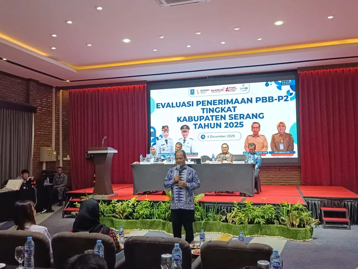 Wabup Serang Muhamad Najib Hamas saat memberikan materi dalam evaluasi penerimaan PBB-P2 di Forbis Hotel, Waringin kurung.