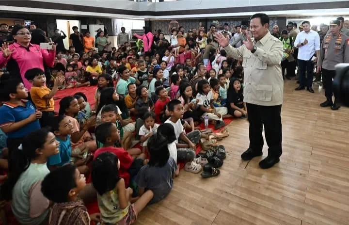 Presiden Prabowo Subianto saat menemui korban banjir.//Foto istimewa