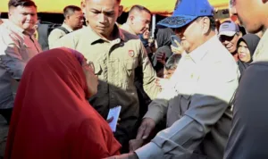 Presiden Prabowo Subianto saat meninjau langsung posko pengungsian di Perumahan Kasai Permai, Kabupaten Padang Pariaman, Provinsi Sumatra Barat, pada Senin, 1 Desember 2025. *//Foto istimewa