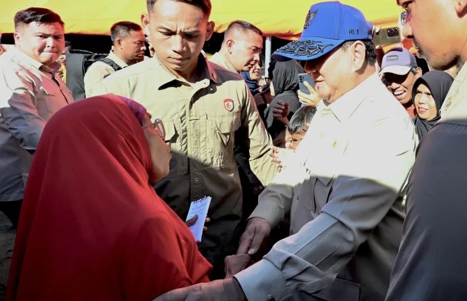 Presiden Prabowo Subianto saat meninjau langsung posko pengungsian di Perumahan Kasai Permai, Kabupaten Padang Pariaman, Provinsi Sumatra Barat, pada Senin, 1 Desember 2025. *//Foto istimewa