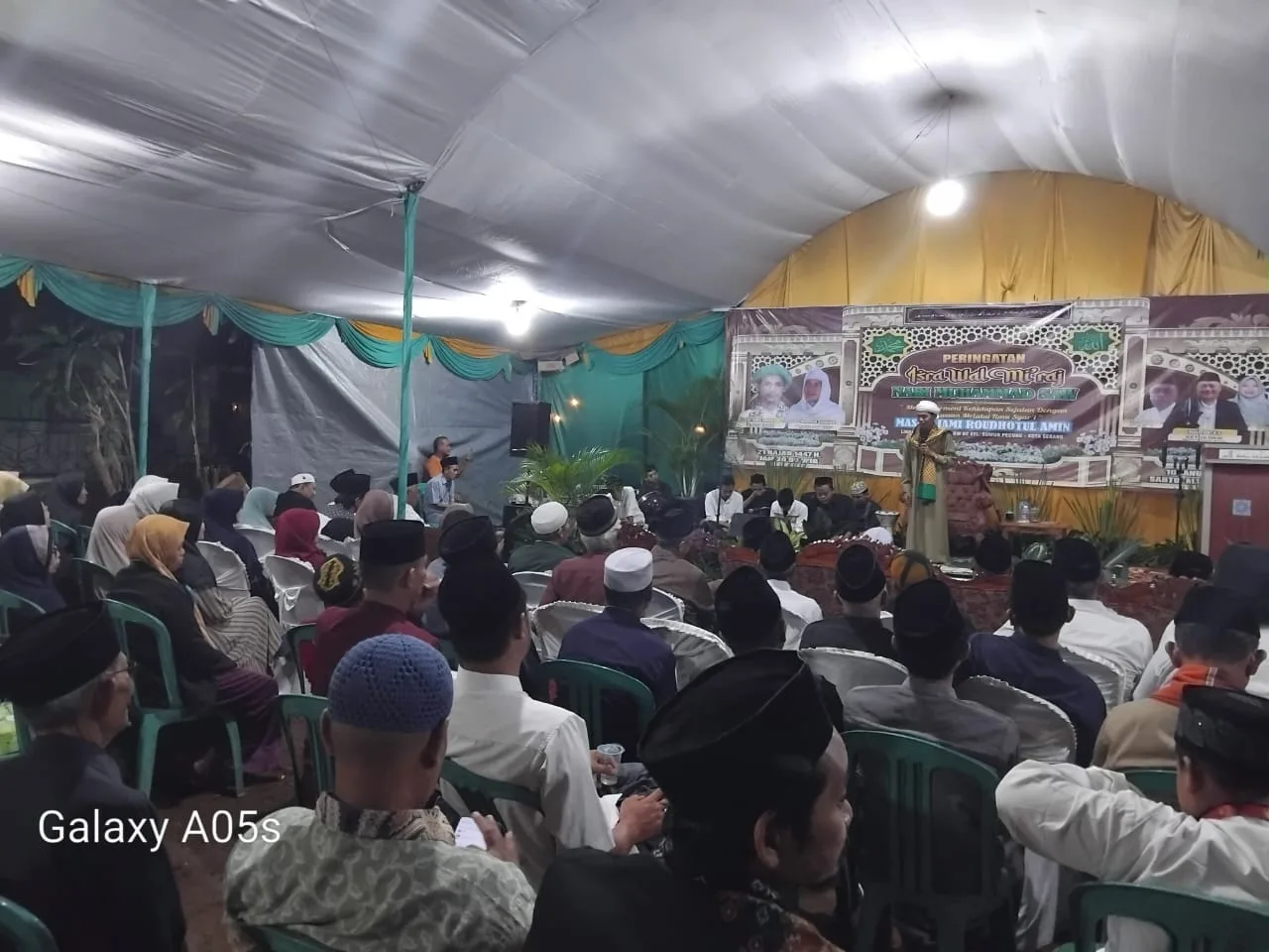 Ustaz Joker saat menyampaikan ceramah pada peringatan Isro Mi'raj di Lingkungan Muncung Kota Serang.//B07