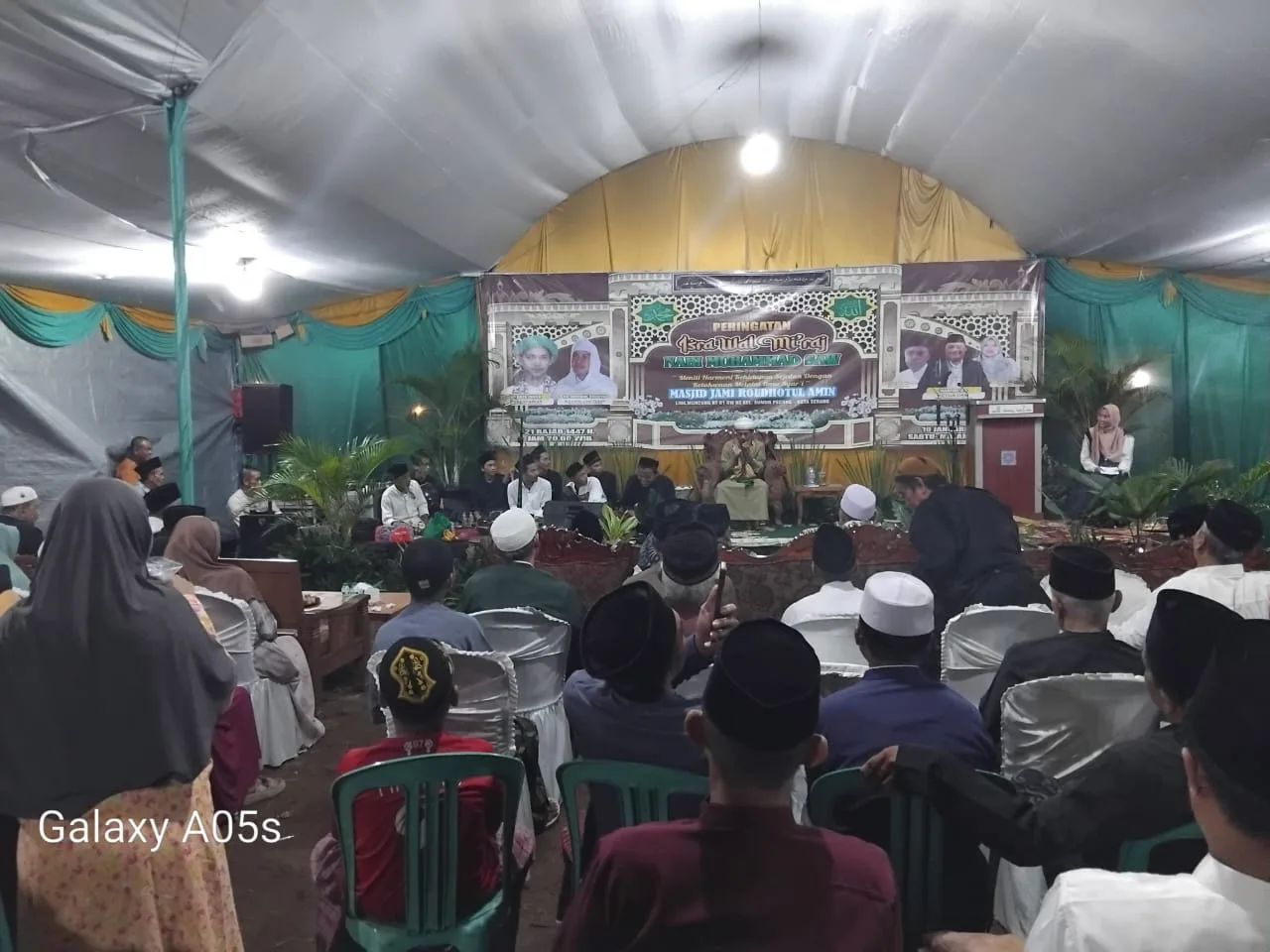 Ustaz Joker saat menyampaikan ceramah pada peringatan Isro Mi'raj di Lingkungan Muncung Kota Serang.//B07