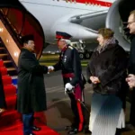 Foto istimewa Presiden Prabowo Subianto saat tiba di Bandar Udara London Stansted, Inggris, Minggu (18/01/2026).*