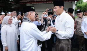 Agus Harimurti Yudhoyono temui PB Mathla’ul Anwar KH. Embay Mulya Syarief, di Serang, memperkuat kolaborasi untuk pembangunan berkelanjutan dan kemajuan umat.