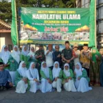 Panitia berbgai takjil Keluarga Besar Nahdlatul Ulama (KBNU) Kecamatan Bayah yang terdiri dari unsur MWCNU, PAC Muslimat, PAC Fatayat, PAC GP Ansor, Polsek Bayah, Danramil Bayah, perwakilan Kecamatan Bayah, dan Kepala Desa Bayah Barat saat foto bersama.*//IST