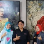 Adam Wahida (tengah) foto bersama pengunjung pameran dengan latar karya yang dipamerkan di Solo Arts Lab × LOSSO: Kitchen & Gallery Jl. Teratai I No. 21, Mangkubumen, Solo, Jawa Tengah dari February 15 - March 15, 2026.//Foto istimewa