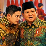 Sekretaris Kabinet Teddy Indra Wijaya bersama Presiden Prabowo Subianto.//Foto olah digital