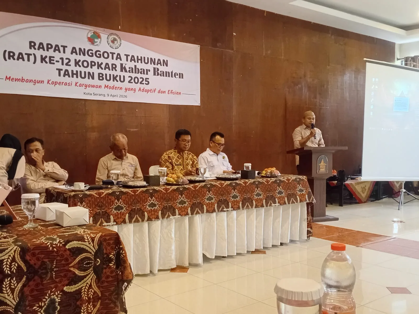 Rapat Anggota Tahunan (RAT) Kopkar Kabar Banten yang dihadiri ketua Dekopinwil Banten, serta pejabat dari Dinkop Banten dan hampir seluruh anggota Kopkar