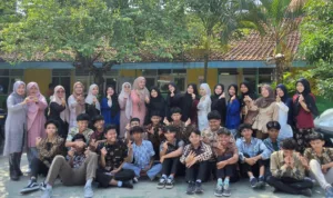 Siswa SMA Muhammadiyah Kota Serang foto bersama dalam peringatan Hari Kartini .*//IST
