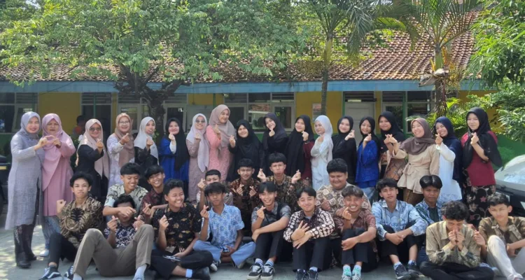 Siswa SMA Muhammadiyah Kota Serang foto bersama dalam peringatan Hari Kartini .*//IST