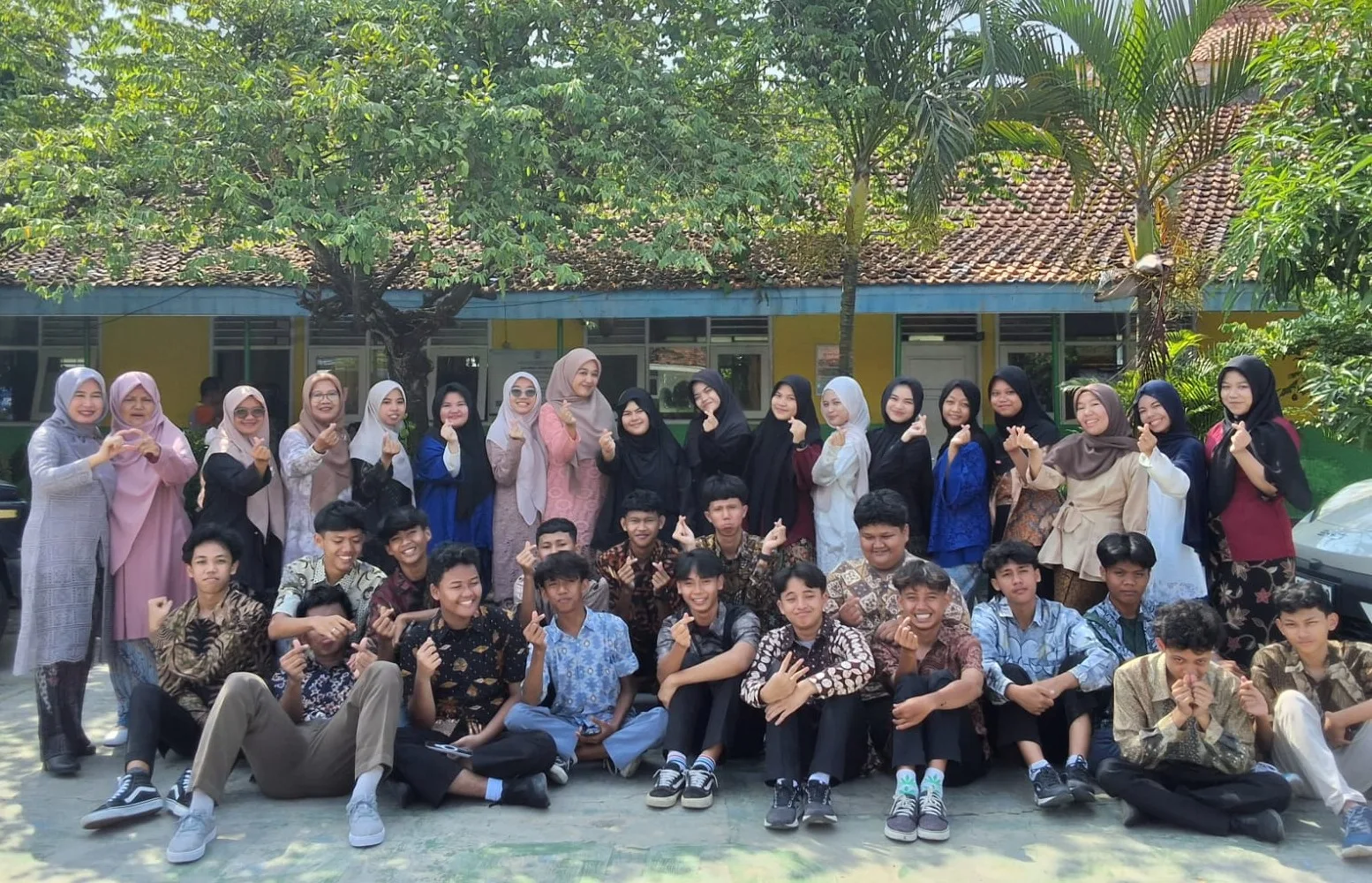 Siswa SMA Muhammadiyah Kota Serang foto bersama dalam peringatan Hari Kartini .*//IST