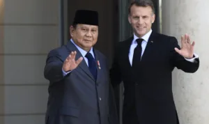 Presiden Republik Indonesia Prabowo Subianto saat bertemu Presiden Republik Prancis, Yang Mulia Emmanuel Macron di Istana Élysée, Paris.//Foto istimewa