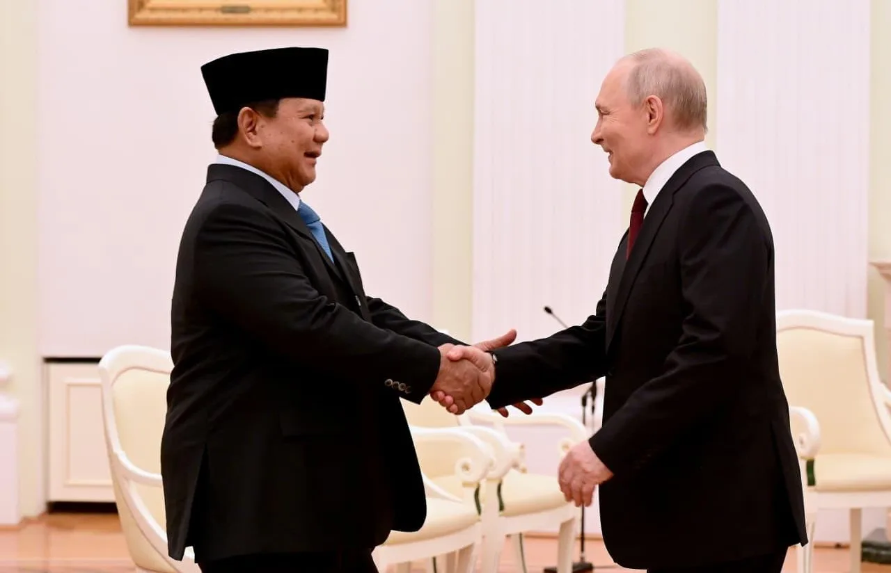 Presiden Republik Indonesia Prabowo Subianto saat menggelar pertemuan bilateral dengan Presiden Rusia Vladimir Putin di Istana Kremlin, Rusia.//Foto istimewa
