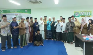 Foto istimewa Para pengurus Majelis Ulama Indonesia Kabupaten Lebak foto bersama dengan petugas kesehatan dari Dinas Kesehatan (Dinkes) Kabupaten Lebak, RSUD Dr. Adjidarmo serta Puskesmas Rangkasbitung.*