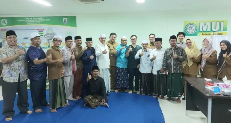 Foto istimewa Para pengurus Majelis Ulama Indonesia Kabupaten Lebak foto bersama dengan petugas kesehatan dari Dinas Kesehatan (Dinkes) Kabupaten Lebak, RSUD Dr. Adjidarmo serta Puskesmas Rangkasbitung.*