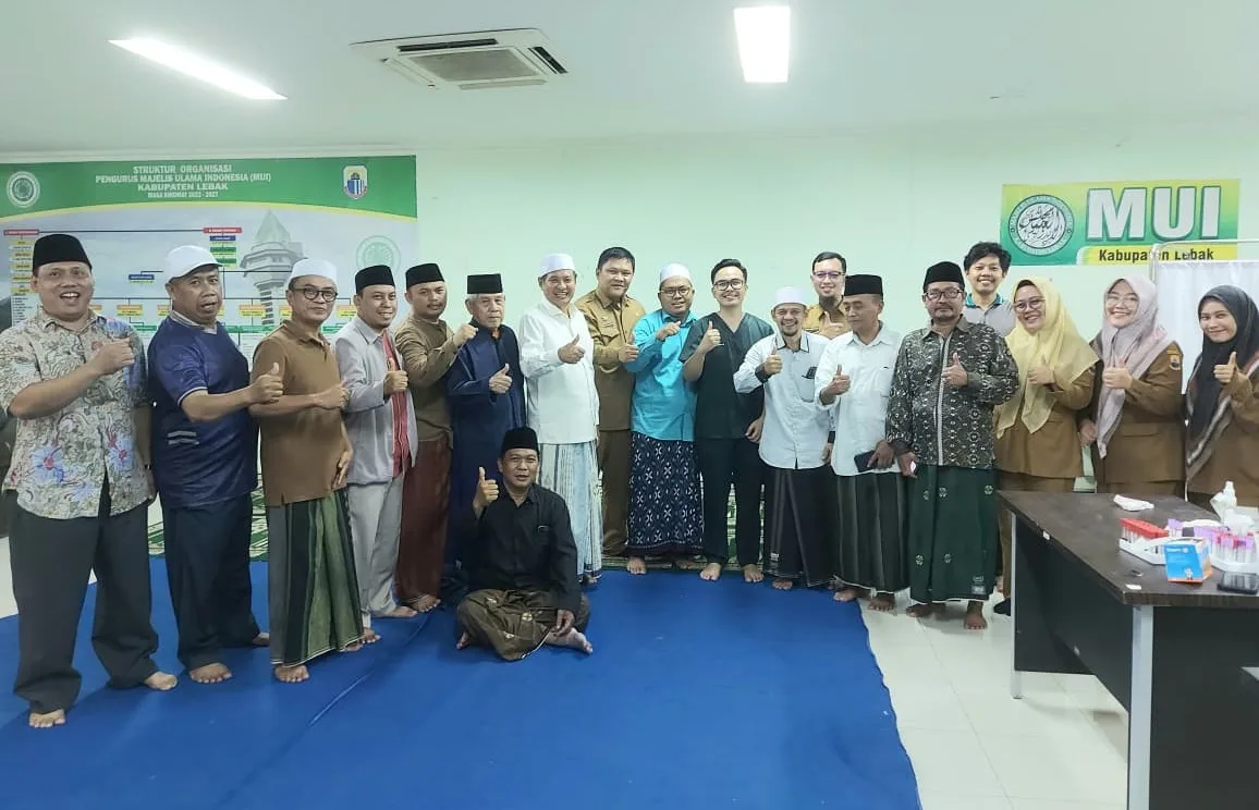 Foto istimewa Para pengurus Majelis Ulama Indonesia Kabupaten Lebak foto bersama dengan petugas kesehatan dari Dinas Kesehatan (Dinkes) Kabupaten Lebak, RSUD Dr. Adjidarmo serta Puskesmas Rangkasbitung.*