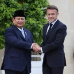 Presiden Prabowo Subianto (kiri) berjabat tangan dengan Presiden Prancis Emmanuel Macron (kanan). foto istimewa