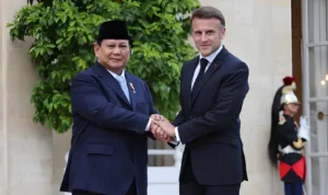 Presiden Prabowo Subianto (kiri) berjabat tangan dengan Presiden Prancis Emmanuel Macron (kanan). foto istimewa
