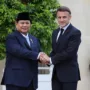 Presiden Prabowo Subianto (kiri) berjabat tangan dengan Presiden Prancis Emmanuel Macron (kanan). foto istimewa