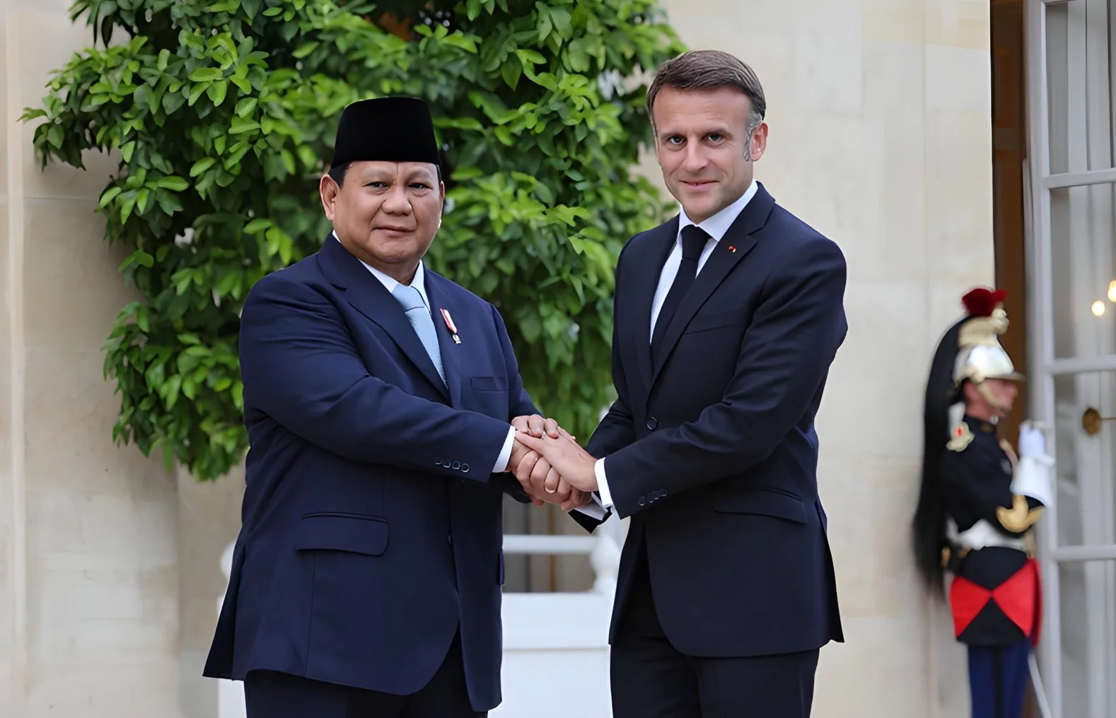 Presiden Prabowo Subianto (kiri) berjabat tangan dengan Presiden Prancis Emmanuel Macron (kanan). foto istimewa