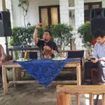 Kepala Dinas Pendidikan dan Kebudayaan (Dindikbud) Kota Serang Ahmad Nuri saat menjadi pembicara pada diskusi Kurikulum Kebudayaan Kota Serang di Teras Bambu, Kota Serang.*//FOTO GITO WALUYO