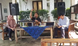 Kepala Dinas Pendidikan dan Kebudayaan (Dindikbud) Kota Serang Ahmad Nuri saat menjadi pembicara pada diskusi Kurikulum Kebudayaan Kota Serang di Teras Bambu, Kota Serang.*//FOTO GITO WALUYO