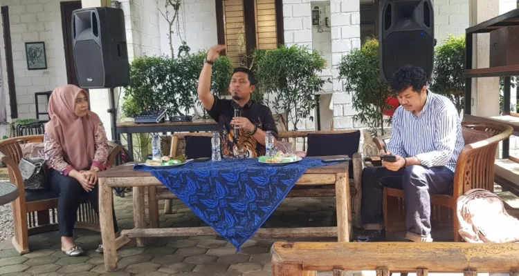 Kepala Dinas Pendidikan dan Kebudayaan (Dindikbud) Kota Serang Ahmad Nuri saat menjadi pembicara pada diskusi Kurikulum Kebudayaan Kota Serang di Teras Bambu, Kota Serang.*//FOTO GITO WALUYO