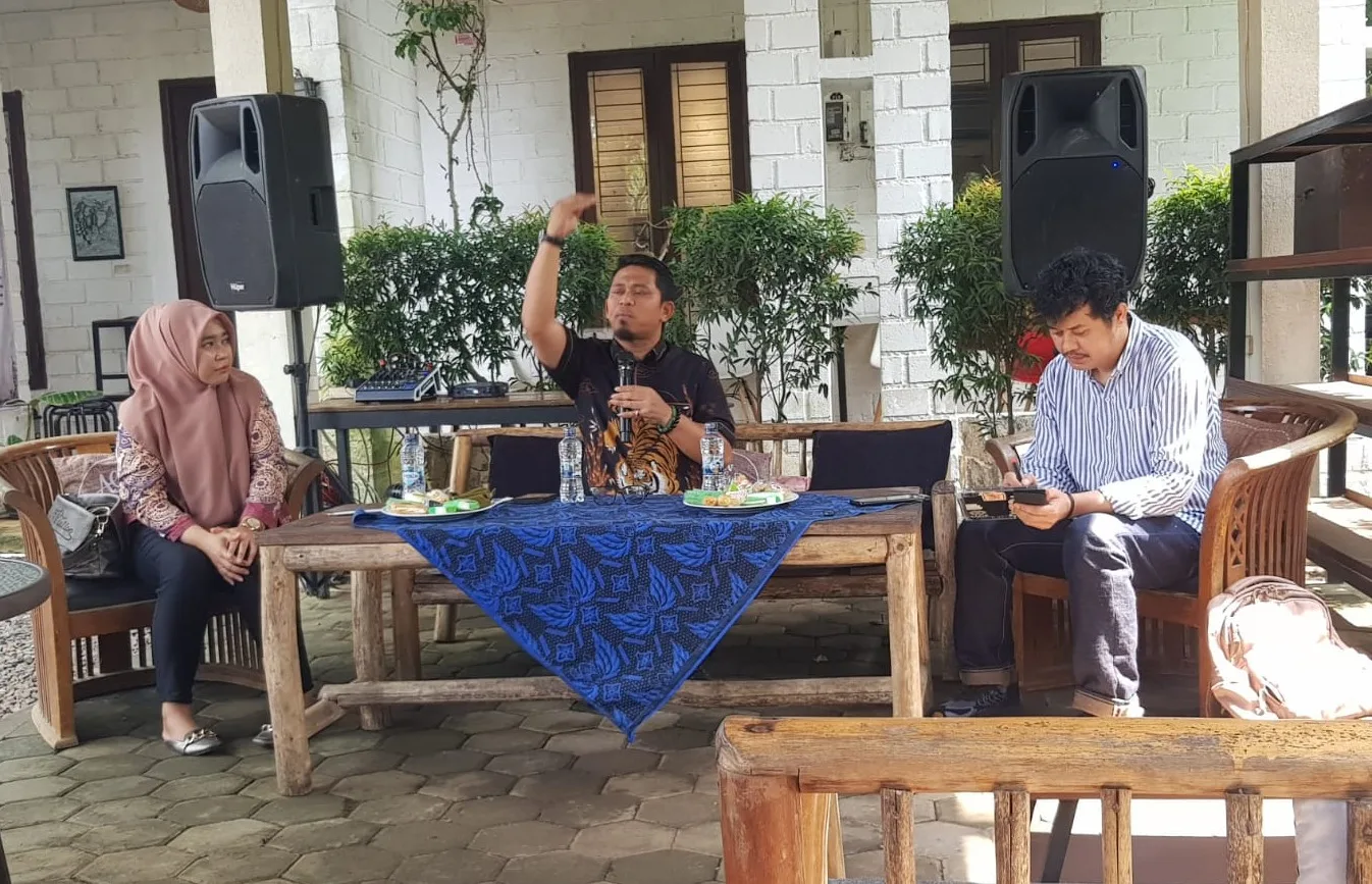 Kepala Dinas Pendidikan dan Kebudayaan (Dindikbud) Kota Serang Ahmad Nuri saat menjadi pembicara pada diskusi Kurikulum Kebudayaan Kota Serang di Teras Bambu, Kota Serang.*//FOTO GITO WALUYO
