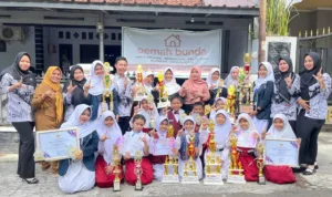 Ferra Hasmawati foto bersama dengan para juara dan para guru pendamping di Oemah Bunda.//Foto istimewa
