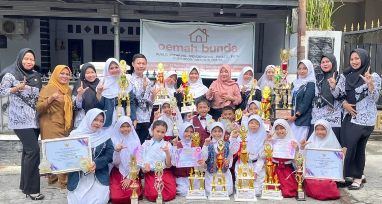 Ferra Hasmawati foto bersama dengan para juara dan para guru pendamping di Oemah Bunda.//Foto istimewa