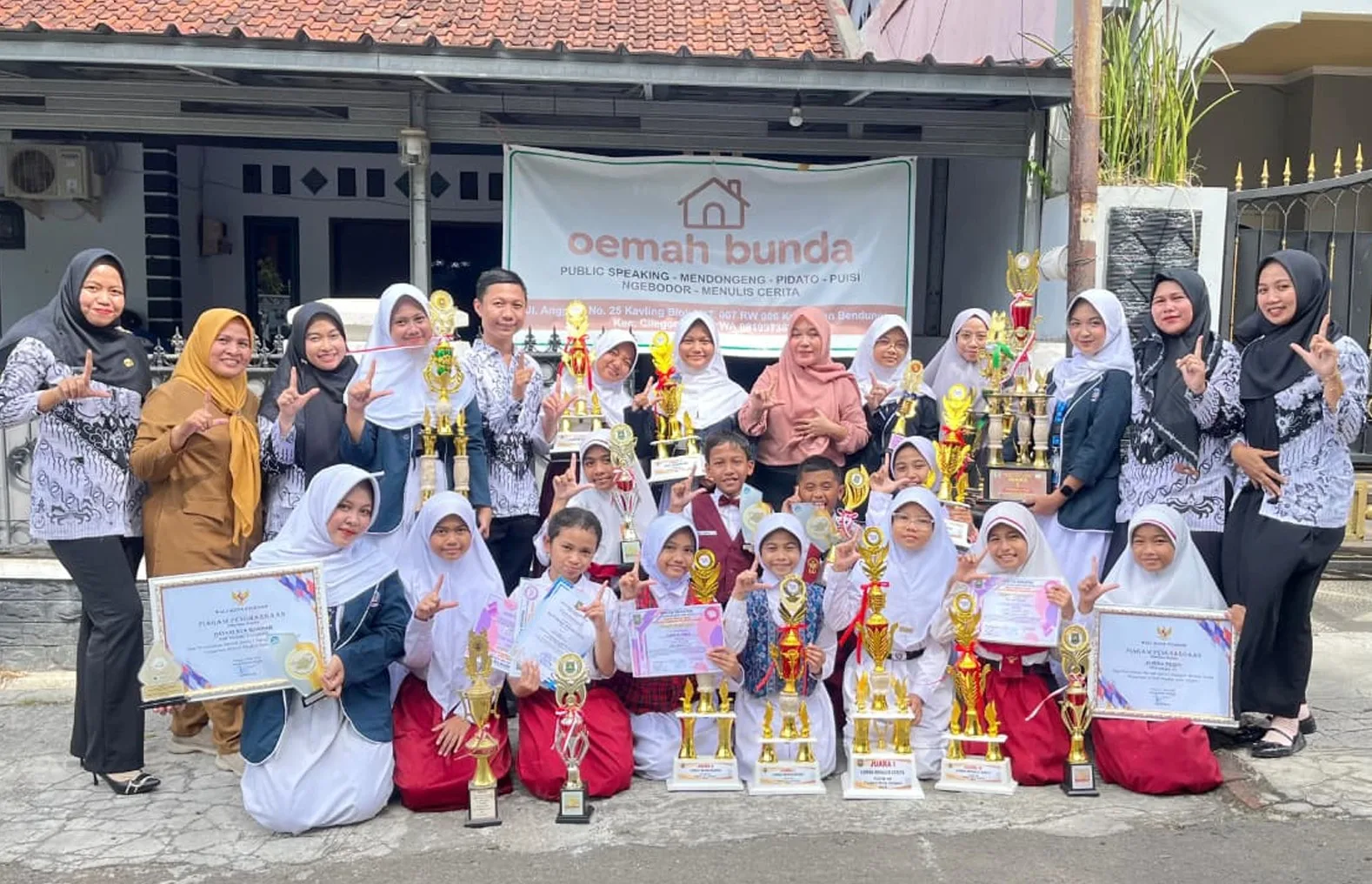 Ferra Hasmawati foto bersama dengan para juara dan para guru pendamping di Oemah Bunda.//Foto istimewa