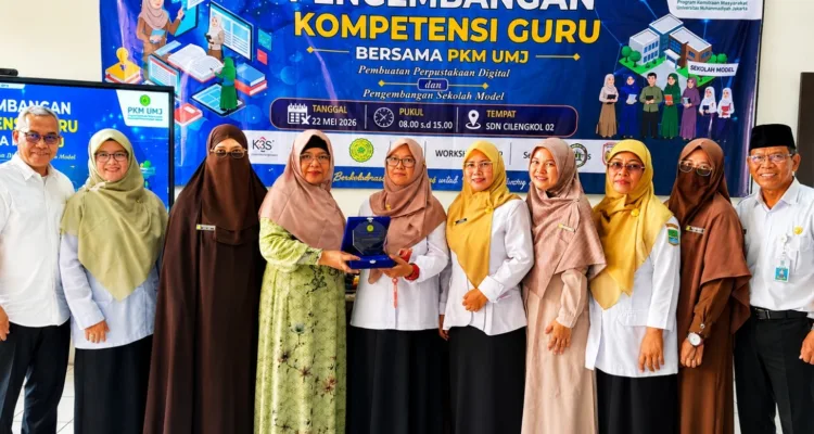 Serah terima plakat simbolis pembukaan kegiatan pengabdian masyarakat, workshop pembuatan buku dan perpustakaan digital dari mahasiswa Magister Pendidikan Dasar UNJ, Erlina, April, Nyi Reni, Nurhasanah, Indri, kepada Korwil Kecamatan Setu Khalis Endah W, SE,M.Tr. A.P.//ISTIMEWA