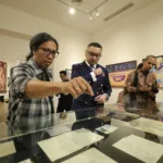 Wakil Menteri Kebudayaan Republik Indonesia, H. Giring Ganesha Djumaryo didampingi salah satu kurator pameran, Aminudin TH Siregar pada saat pembukaan Pameran Oesman Effendi (1919-1985) Arsip dan Karya, Jumat, 26 Juni 2026 di Galeri Nasional Indonesia.*//Foto istimewa