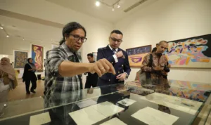 Wakil Menteri Kebudayaan Republik Indonesia, H. Giring Ganesha Djumaryo didampingi salah satu kurator pameran, Aminudin TH Siregar pada saat pembukaan Pameran Oesman Effendi (1919-1985) Arsip dan Karya, Jumat, 26 Juni 2026 di Galeri Nasional Indonesia.*//Foto istimewa