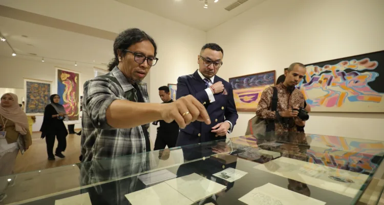 Wakil Menteri Kebudayaan Republik Indonesia, H. Giring Ganesha Djumaryo didampingi salah satu kurator pameran, Aminudin TH Siregar pada saat pembukaan Pameran Oesman Effendi (1919-1985) Arsip dan Karya, Jumat, 26 Juni 2026 di Galeri Nasional Indonesia.*//Foto istimewa