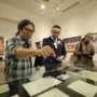 Wakil Menteri Kebudayaan Republik Indonesia, H. Giring Ganesha Djumaryo didampingi salah satu kurator pameran, Aminudin TH Siregar pada saat pembukaan Pameran Oesman Effendi (1919-1985) Arsip dan Karya, Jumat, 26 Juni 2026 di Galeri Nasional Indonesia.*//Foto istimewa