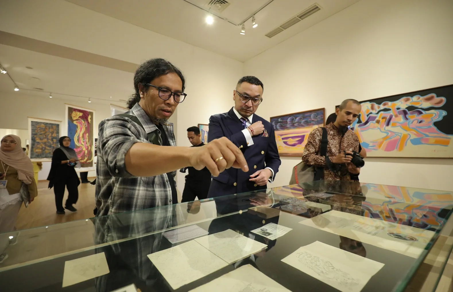 Wakil Menteri Kebudayaan Republik Indonesia, H. Giring Ganesha Djumaryo didampingi salah satu kurator pameran, Aminudin TH Siregar pada saat pembukaan Pameran Oesman Effendi (1919-1985) Arsip dan Karya, Jumat, 26 Juni 2026 di Galeri Nasional Indonesia.*//Foto istimewa