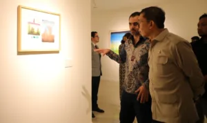 Menteri Kebudayaan Republik Indonesia Fadli Zon saat mengapresiasi salah satu karya yang dipamerkan dalam Pameran Seni Rupa Uruguay "Panoramica" di Galeri Nasional Indonesia.*//Foto istimewa