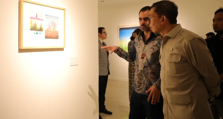 Menteri Kebudayaan Republik Indonesia Fadli Zon saat mengapresiasi salah satu karya yang dipamerkan dalam Pameran Seni Rupa Uruguay "Panoramica" di Galeri Nasional Indonesia.*//Foto istimewa