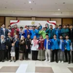 Ade Yuliasih, Anggota DPD RI (Tengah) foto bersama mahasiswa yang tergabung dalam BEM Banten.