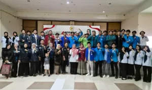 Ade Yuliasih, Anggota DPD RI (Tengah) foto bersama mahasiswa yang tergabung dalam BEM Banten.