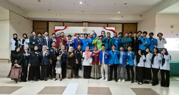Ade Yuliasih, Anggota DPD RI (Tengah) foto bersama mahasiswa yang tergabung dalam BEM Banten.
