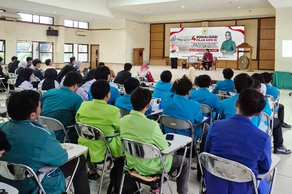 Sejumlah mahasiswa menyimak paparan materi sosialisasi 4 Pilar MPR RI yang disampaikan Ade Yuliasih.