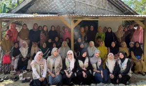 Foto istimewa Mahasiswa KKN Kelompok 13 UNMA Banten melakukan observasi terhadap potensi hasil pertanian dan kerajinan pahat kayu warga di Desa Curugciung, Kecamatan Cikeusik, Kabupaten Pandeglang.*